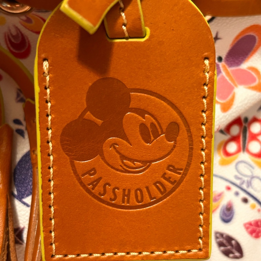Dooney & Bourke *AP* 2019 EPCOT INTERNATIONAL FLOWER AND GARDEN FESTIVAL - Picture 5 of 16